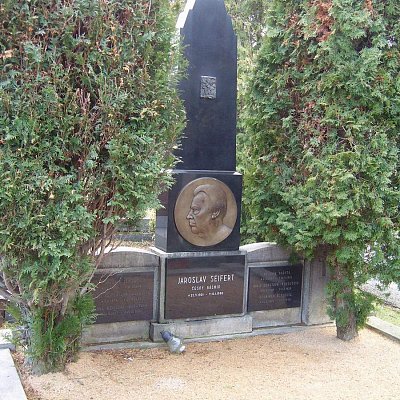 Hrob básníka Jaroslava Seiferta na kralupském hřbitově